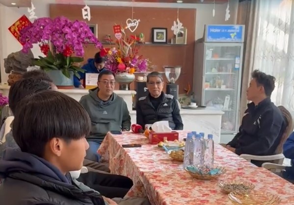  申花董事長(cháng)谷際慶帶領(lǐng)部分球員，前往崇明基地看望徐根寶指導