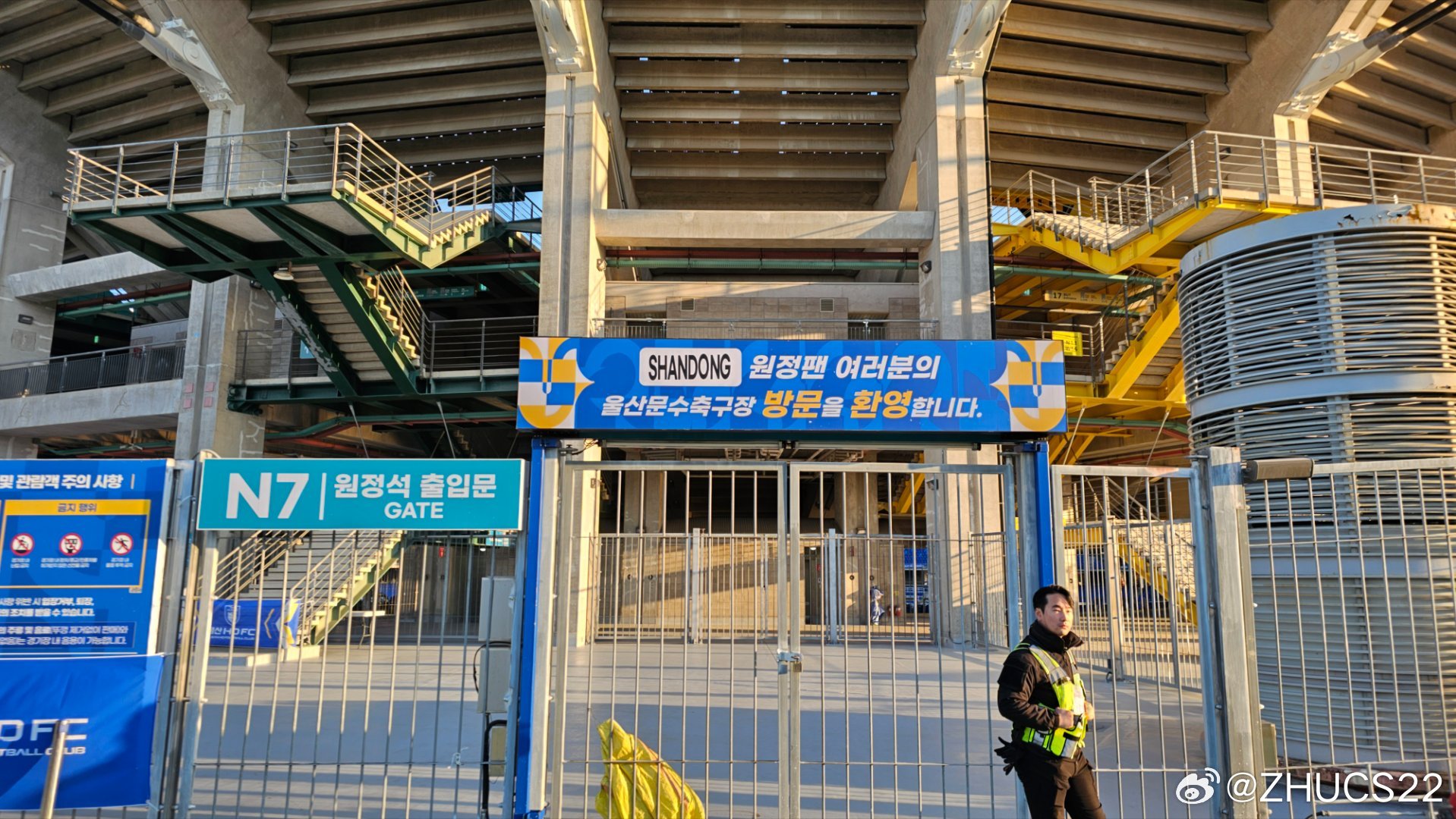  博主：蔚山現場(chǎng)工作人員、轉播車(chē)、安保在準備撤場(chǎng)，場(chǎng)外一片安靜