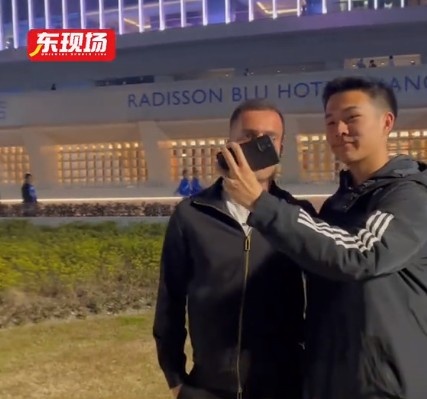  塞爾吉尼奧現身上海八萬(wàn)人體育場(chǎng)，并與球迷親切打招呼合影
