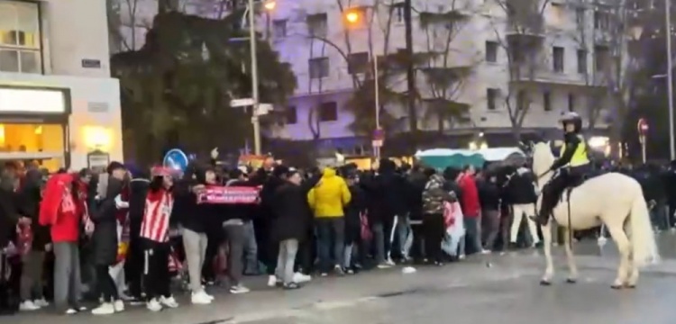  馬競球迷進(jìn)入伯納烏時(shí)向人群投擲雜物，導致安保對其進(jìn)行脫鞋檢查