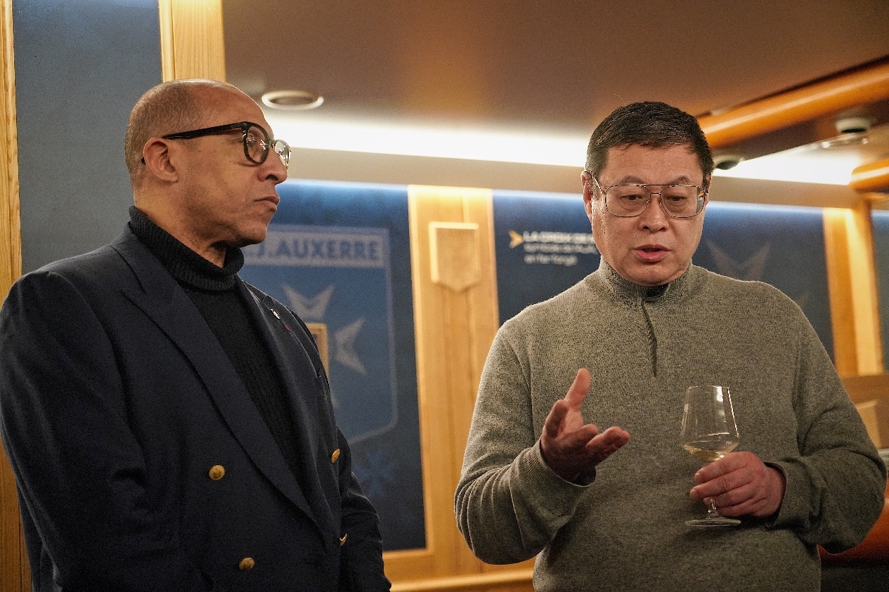  法國足協(xié)主席迪亞洛做客歐塞爾，并與董事會(huì )主席周云杰會(huì )晤