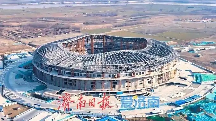  魯媒：戴上1.6萬(wàn)噸“鋼鐵巨冠”，黃河體育中心球場(chǎng)完成屋蓋施工