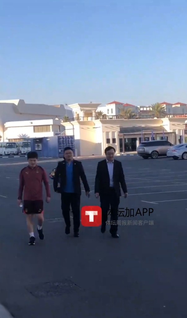  馬德興：迪拜領(lǐng)事館官員來(lái)到訓練場(chǎng)地看望國足