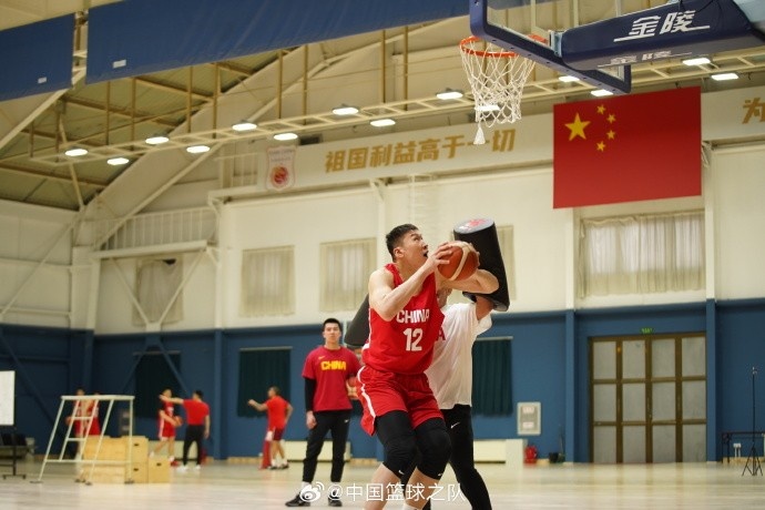  中國籃球之隊官博：大塊頭 大能量 祝李炎哲25歲生日快樂(lè )！