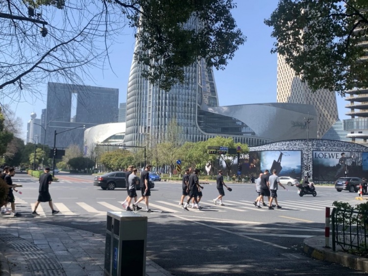  心態(tài)放松，有網(wǎng)友拍到澳大利亞隊早上在萬(wàn)象城citywalk