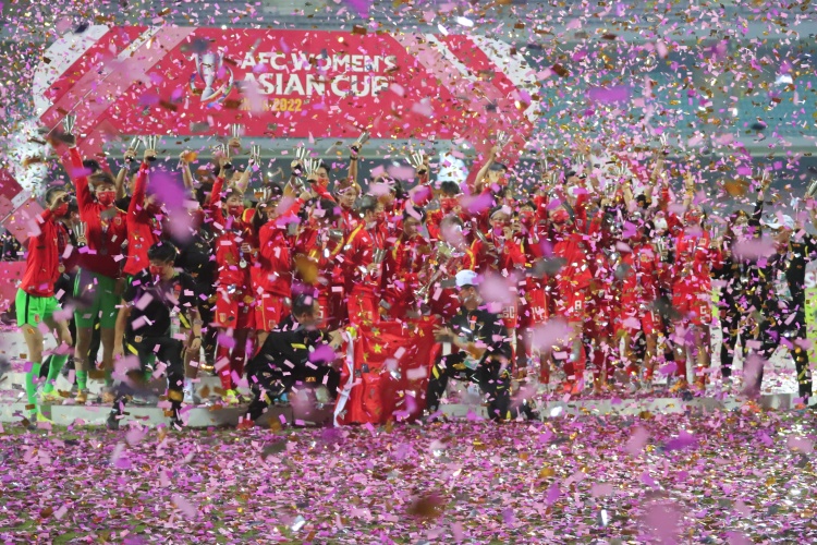  中國女足亞洲杯奪冠三周年！決賽3-2逆轉韓國，時(shí)隔16年再登頂