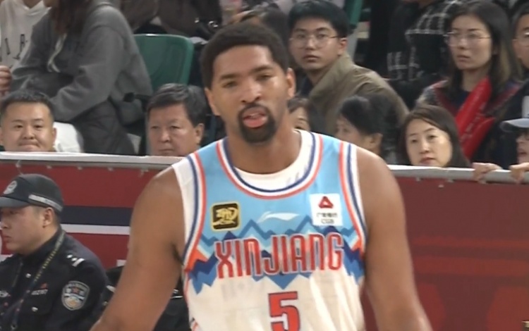  狀態(tài)出色！勞森首節打滿(mǎn)10分鐘5中4高效拿到11分2板1斷
